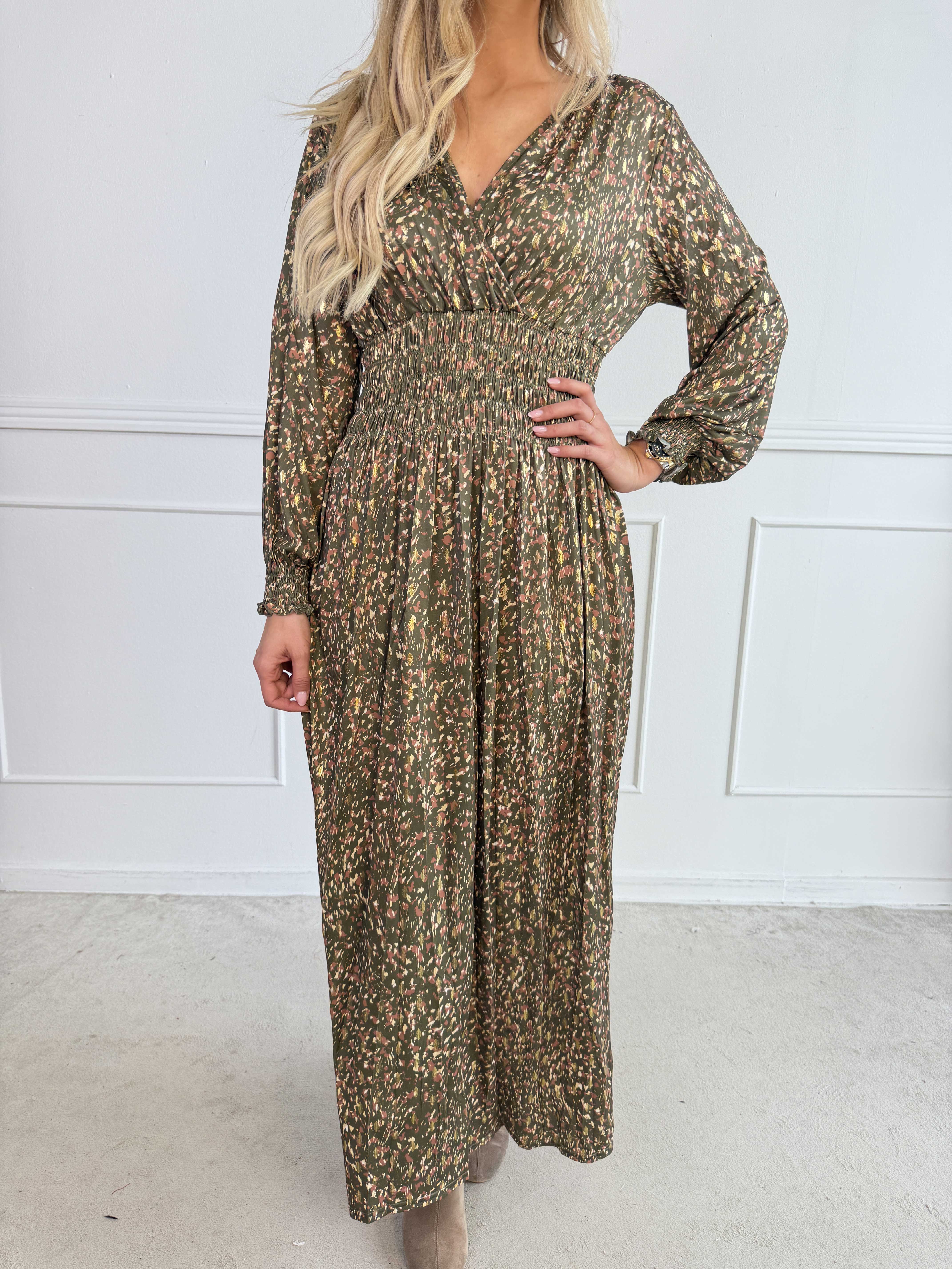 Pams Speckle L/S - Smuk kjole med farverigt mønster og elegante gulddetaljer